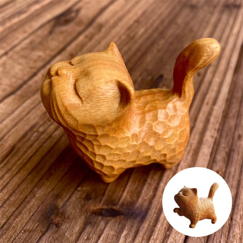 Petit ornement en bois en forme de chat