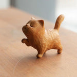 Petit ornement en bois en forme de chat