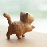 Petit ornement en bois en forme de chat