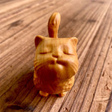 Petit ornement en bois en forme de chat