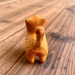 Petit ornement en bois en forme de chat