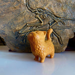 Petit ornement en bois en forme de chat