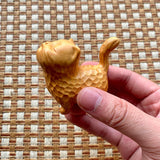 Petit ornement en bois en forme de chat