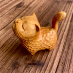 Petit ornement en bois en forme de chat