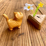 Petit ornement en bois en forme de chat