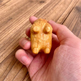 Petit ornement en bois en forme de chat