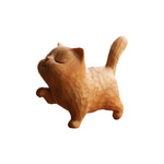 Petit ornement en bois en forme de chat
