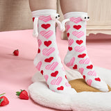 Couple amour aimant tenant par la main des chaussettes