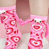 Couple amour aimant tenant par la main des chaussettes