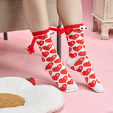 Couple amour aimant tenant par la main des chaussettes