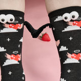 Couple amour aimant tenant par la main des chaussettes