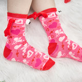 Couple amour aimant tenant par la main des chaussettes