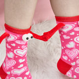 Couple amour aimant tenant par la main des chaussettes