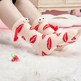 Couple amour aimant tenant par la main des chaussettes