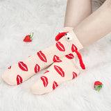 Couple amour aimant tenant par la main des chaussettes