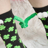 Couple amour aimant tenant par la main des chaussettes