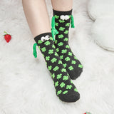 Couple amour aimant tenant par la main des chaussettes