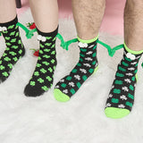 Couple amour aimant tenant par la main des chaussettes