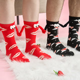 Couple amour aimant tenant par la main des chaussettes