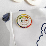 Broche en métal avec plaque de couleur