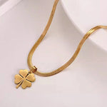 Collier en titane avec trèfle à quatre feuilles