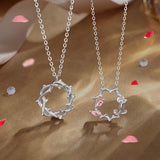 Collier de fleurs de rose de ronce