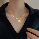 Collier en titane avec trèfle à quatre feuilles