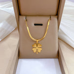 Collier en titane avec trèfle à quatre feuilles
