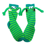 Couple amour aimant tenant par la main des chaussettes