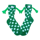 Couple amour aimant tenant par la main des chaussettes