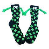 Couple amour aimant tenant par la main des chaussettes