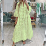 Robe en dentelle à manches évasées et col en V