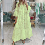 Robe en dentelle à manches évasées et col en V
