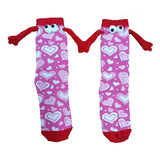 Couple amour aimant tenant par la main des chaussettes