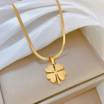 Collier en titane avec trèfle à quatre feuilles