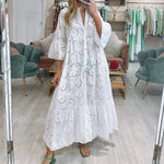 Robe en dentelle à manches évasées et col en V