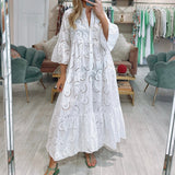 Robe en dentelle à manches évasées et col en V