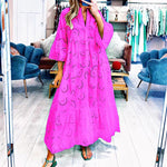Robe en dentelle à manches évasées et col en V