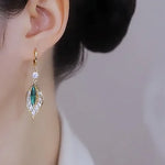Boucles d'oreilles en rameaux d'or et feuilles de jade