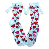 Couple amour aimant tenant par la main des chaussettes