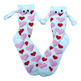 Couple amour aimant tenant par la main des chaussettes