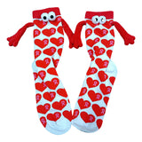 Couple amour aimant tenant par la main des chaussettes