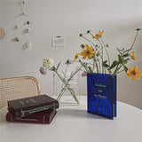 Vase en acrylique en forme de livre