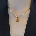 Collier en titane avec trèfle à quatre feuilles