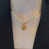 Collier en titane avec trèfle à quatre feuilles