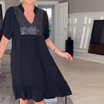 Robe plissée ample à col en V