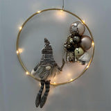Plaques de porte décorées par un gnome de Noël DIY