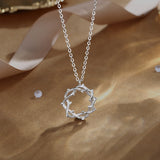 Collier de fleurs de rose de ronce