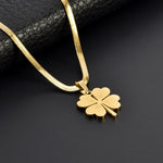 Collier en titane avec trèfle à quatre feuilles