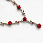 Ensemble de bijoux élégant avec collier et boucles d'oreilles en forme de fleur de rose